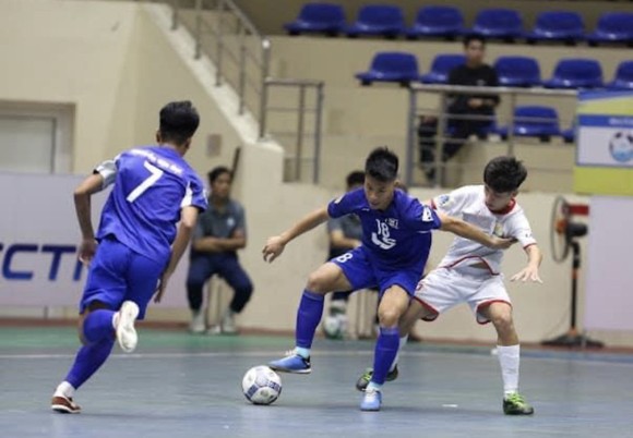 Các cầu thủ Trẻ Thái Sơn Bắc thắng đậm ở trận ra quân Giải futsal TP Hà Nội 2022. ẢNH: TRỊNH THÀNH
