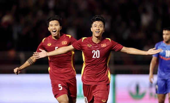 Phan Văn Đức ăn mừng bàn thắng mở điểm cho đội tuyển Việt Nam. ẢNH: DŨNG PHƯƠNG