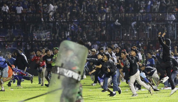 Tổng thống Indonesia yêu cầu làm rõ thảm kịch ở giải VĐQG ảnh 1