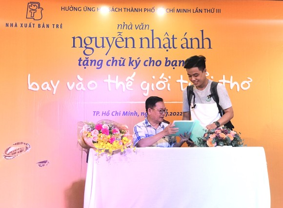 Nhà văn Nguyễn Nhật Ánh tặng chữ ký bạn đọc - 'Bay vào thế giới tuổi thơ' ảnh 1
