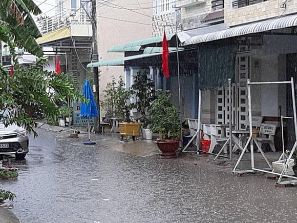 Cơn mưa khá lớn vào trưa nay (28-4) ở TP Cần Thơ. Ảnh: NGỌC DÂN