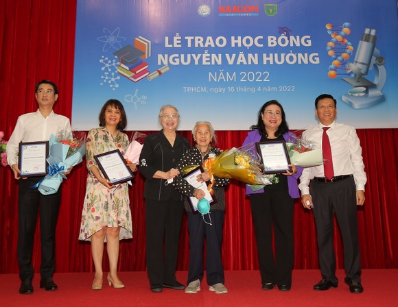 Lễ trao học bổng Nguyễn Văn Hưởng lần thứ 24 năm 2022: Nhận lại để trao đi ảnh 1