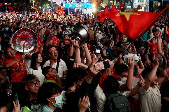 Người hâm mộ đổ ra đường ăn mừng U23 Việt Nam bảo vệ thành công Huy chương vàng ảnh 2