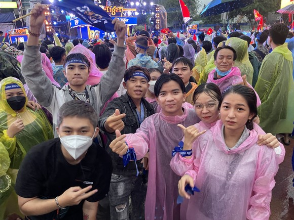 Người hâm mộ TPHCM đội mưa, cổ vũ đội tuyển U23 Việt Nam tại phố đi bộ Nguyễn Huệ ảnh 1