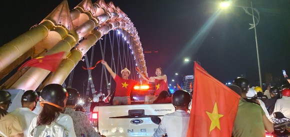 Người hâm mộ đổ ra đường ăn mừng U23 Việt Nam bảo vệ thành công Huy chương vàng ảnh 7