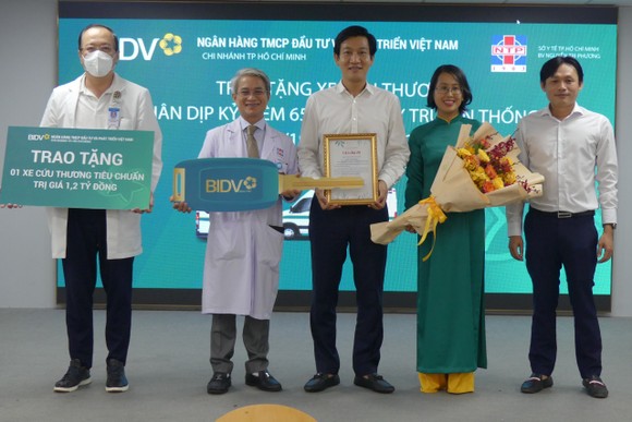 BIDV tặng xe cứu thương cho Bệnh viện Nguyễn Tri Phương ảnh 1
