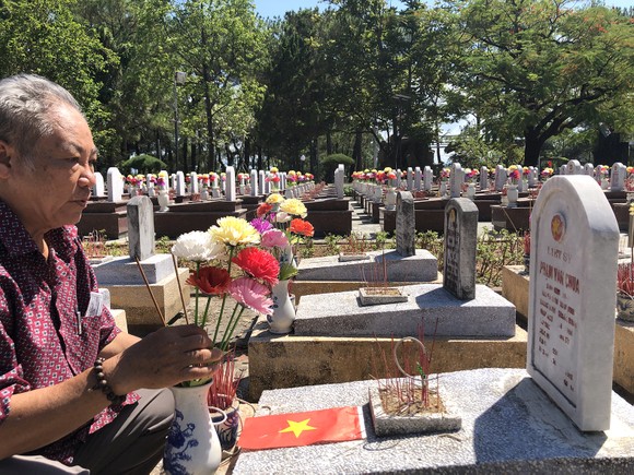 Bác Võ Quang Ghi bên mộ người thân tại Nghĩa trang Liệt sĩ quốc gia Trường Sơn
