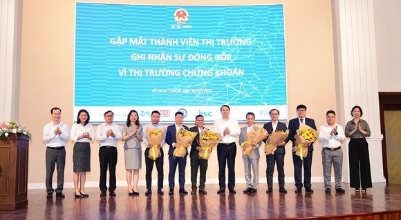 Thứ trưởng Nguyễn Đức Chi gặp gỡ các thành viên tiếp bước 'giải cứu HoSE' ảnh 2