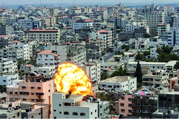 Cột lửa bốc lên tại Dải Gaza sau đợt không kích  của Israel ngày 6-8. Ảnh: Reuters