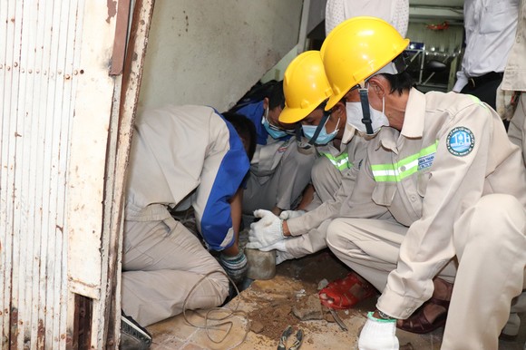 Nhân viên Công ty CP Cấp nước Tân Hòa  thực hiện trám lấp giếng cho người dân ở quận Tân Phú, TPHCM