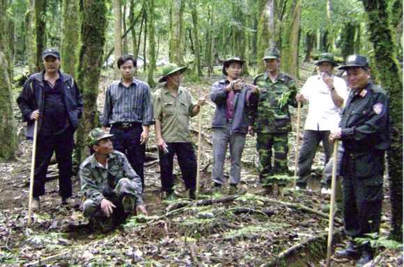 Ông Trần Hoàn (áo sọc thứ 2 từ trái qua)  Chủ tịch HĐQT Công ty Cổ phần Sâm Ngọc Linh Kon Tum