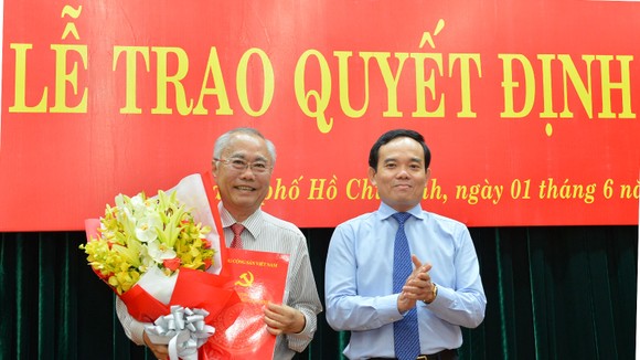 Phó Bí thư Thường trực Thành ủy TPHCM Trần Lưu Quang trao quyết định cho đồng chí Nguyễn Cư. Ảnh: VIỆT DŨNG