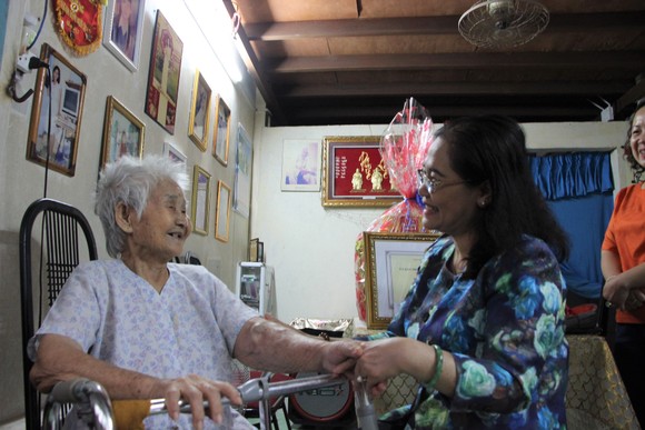 Đồng chí Nguyễn Thị Lệ thăm các cụ cao tuổi ở huyện Nhà Bè, quận 7 ảnh 3