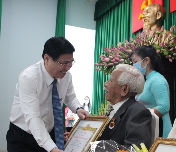 Chủ tịch UBND TPHCM Nguyễn Thành Phong trao Huy hiệu Đảng tại quận 9, Thủ Đức ảnh 1