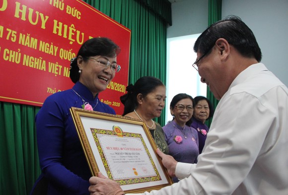 ​Chủ tịch UBND TPHCM Nguyễn Thành Phong trao Huy hiệu Đảng tại quận 9, Thủ Đức ảnh 3