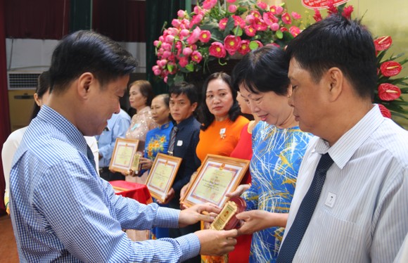 TPHCM: Nhiều quận, huyện kỷ niệm 90 năm Ngày truyền thống MTTQ Việt Nam ảnh 4