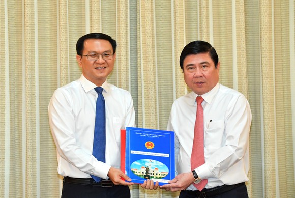 Chủ tịch UBND TPHCM Nguyễn Thành Phong trao quyết định cho đồng chí Lâm Đình Thắng. Ảnh: VIỆT DŨNG