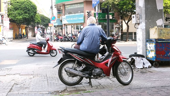 TPHCM: Đề xuất hỗ trợ người chạy xe ôm truyền thống và xích lô do ảnh hưởng Covid-19 ảnh 1