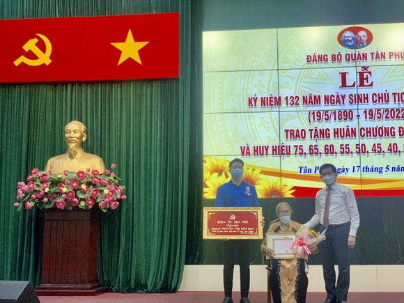 Chủ tịch HĐND TPHCM Nguyễn Thị Lệ trao Huy hiệu Đảng cho đảng viên cao tuổi đảng tại quận 3 ảnh 9