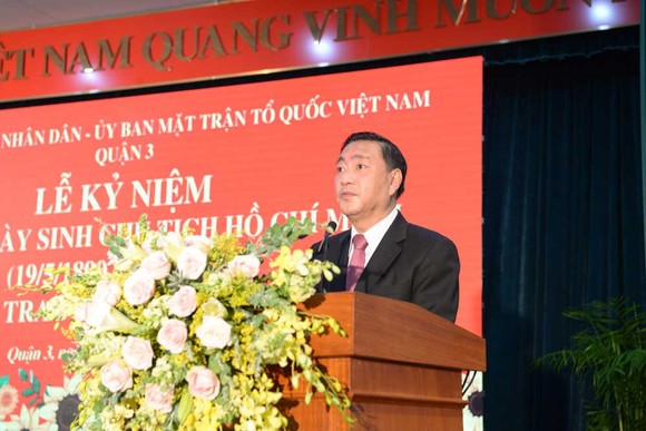 Chủ tịch HĐND TPHCM Nguyễn Thị Lệ trao Huy hiệu Đảng cho đảng viên cao tuổi đảng tại quận 3 ảnh 1