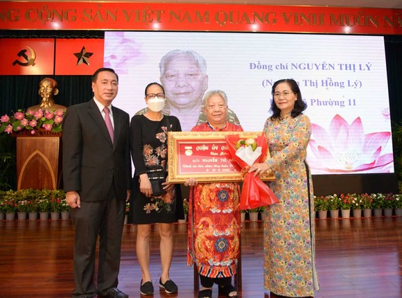 Chủ tịch HĐND TPHCM Nguyễn Thị Lệ trao Huy hiệu Đảng cho đảng viên cao tuổi đảng tại quận 3 ảnh 2