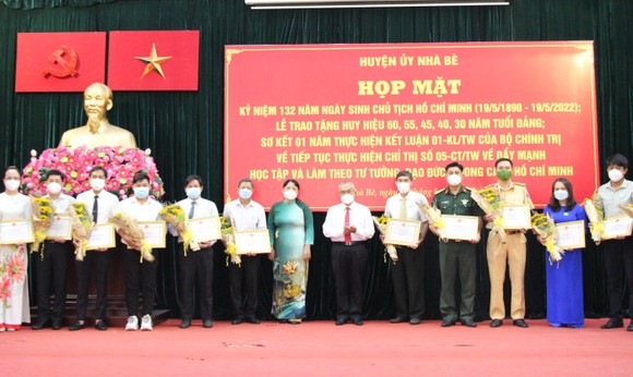 Chủ tịch HĐND TPHCM Nguyễn Thị Lệ trao Huy hiệu Đảng cho đảng viên cao tuổi đảng tại quận 3 ảnh 6