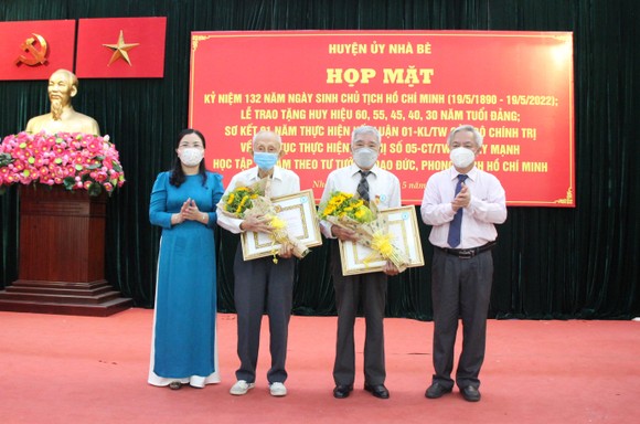 Chủ tịch HĐND TPHCM Nguyễn Thị Lệ trao Huy hiệu Đảng cho đảng viên cao tuổi đảng tại quận 3 ảnh 5