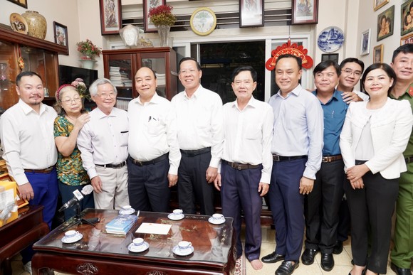 Chủ tịch nước Nguyễn Xuân Phúc thăm nhà báo Dương Trọng Dật, nguyên Tổng Biên tập báo Sài Gòn Giải Phóng ảnh 2