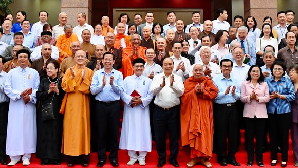 Chủ tịch nước mong nhân sĩ trí thức, văn nghệ sĩ tiếp tục ủng hộ để TPHCM phát triển đúng tầm ảnh 1