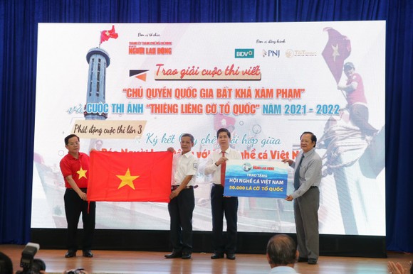Báo Người Lao Động phát động 2 cuộc thi về chủ quyền quốc gia và cờ Tổ quốc ảnh 3