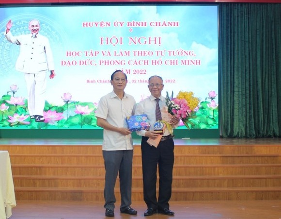 Hơn 6.000 cán bộ, đảng viên Bình Chánh nghe GS Hoàng Chí Bảo nói chuyện về Bác Hồ ảnh 1