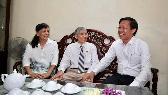 Chủ tịch UBND TPHCM Phan Văn Mãi thăm các gia đình chính sách ở quận 5 ảnh 1