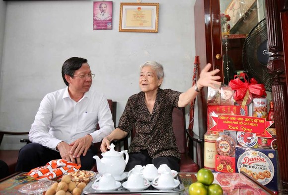 Chủ tịch UBND TPHCM Phan Văn Mãi thăm các gia đình chính sách ở quận 5 ảnh 4