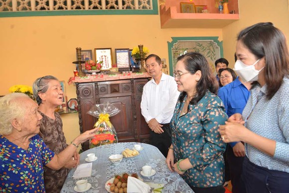 Chủ tịch UBND TPHCM Phan Văn Mãi thăm các gia đình chính sách ở quận 5 ảnh 5