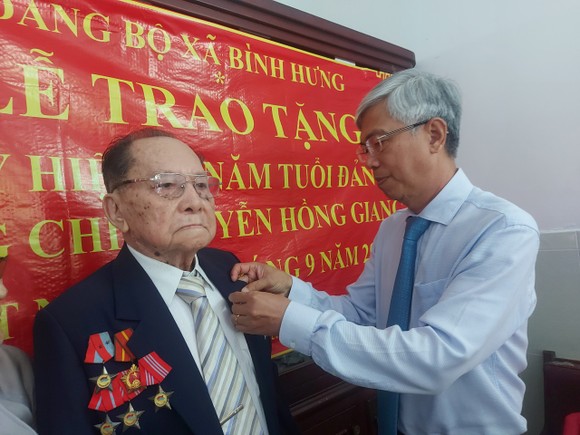 Đảng ủy Khối Dân - Chính - Đảng TPHCM trao Huy hiệu Đảng cho 16 đảng viên cao tuổi Đảng ảnh 2