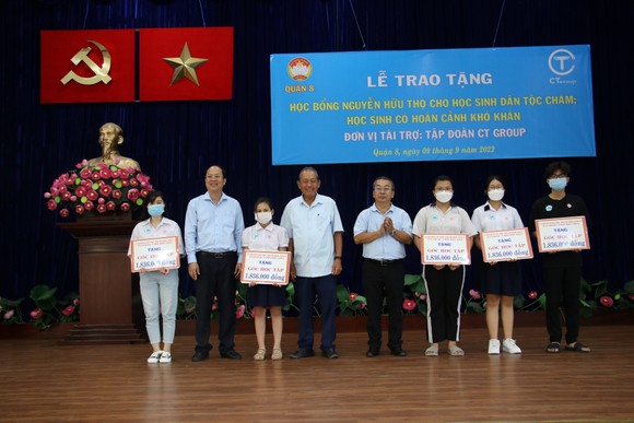 Quận 8 trao học bổng cho học sinh người Chăm và trẻ có cha mẹ mất do dịch Covid-19 ảnh 1