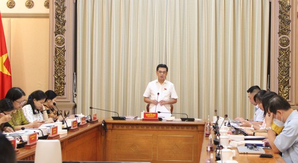 Buổi giám sát do Phó Chủ tịch HĐND TPHCM Nguyễn Văn Dũng chủ trì. Ảnh: MAI HOA