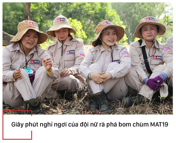 Những cô gái 'săn' bom chùm ảnh 15