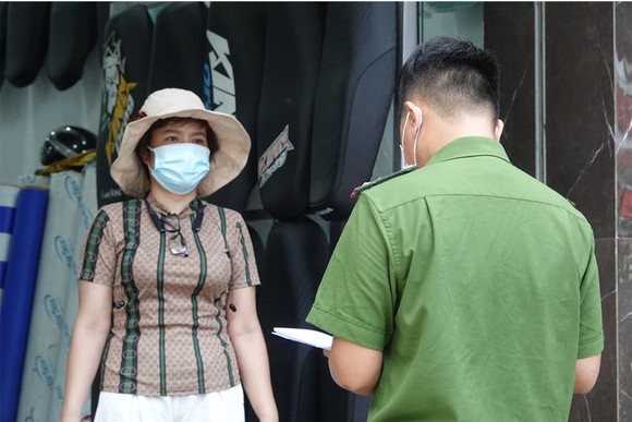 Lực lượng công an - Lá chắn vững vàng trên tuyến đầu chống dịch ảnh 51
