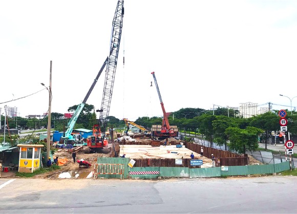 Tất bật trên các công trình trọng điểm ở TPHCM ảnh 9