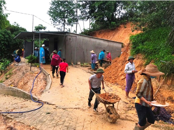 Tập trung hỗ trợ người dân miền Trung khắc phục hậu quả mưa lũ ảnh 22