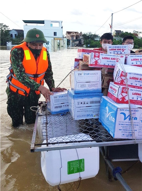 Tập trung hỗ trợ người dân miền Trung khắc phục hậu quả mưa lũ ảnh 32