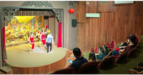 Hàng chục ngàn du khách đến tham quan phố cổ Hội An những ngày đầu năm mới ảnh 12