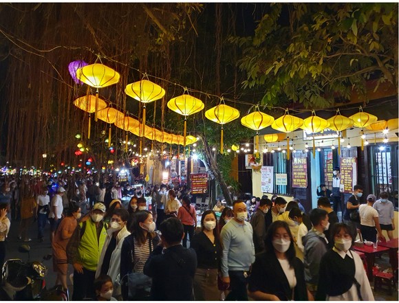 Hàng chục ngàn du khách đến tham quan phố cổ Hội An những ngày đầu năm mới ảnh 2