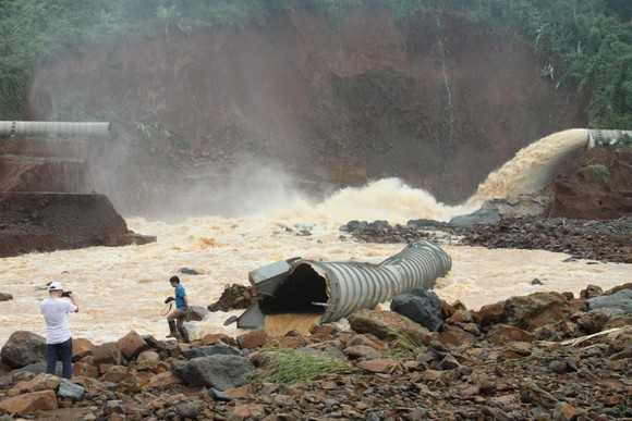 Ống dẫn nước về nhà máy bị vỡ, giúp giảm lượng nước trong hồ thủy điện Đắk Kar