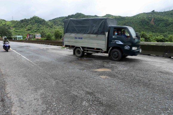 Quốc lộ 1A đoạn qua tỉnh Khánh Hòa đầy 'ổ gà', 'ổ voi' ảnh 7