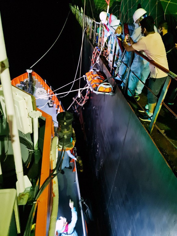 Điều tàu lớn cứu thủy thủ nước ngoài bị nhồi máu cơ tim trên biển ảnh 1