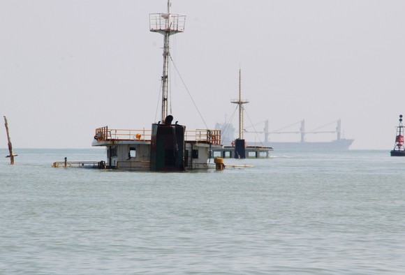 10.000 lít dầu trên tàu chìm ở vịnh Quy Nhơn biến mất kỳ lạ, nghi có "dầu tặc" ảnh 3