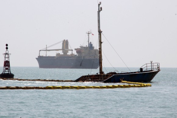 10.000 lít dầu trên tàu chìm ở vịnh Quy Nhơn biến mất kỳ lạ, nghi có "dầu tặc" ảnh 2
