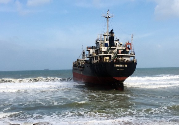 Cận cảnh cuộc giải cứu tàu đắm, mắc cạn ở vịnh Quy Nhơn ảnh 4